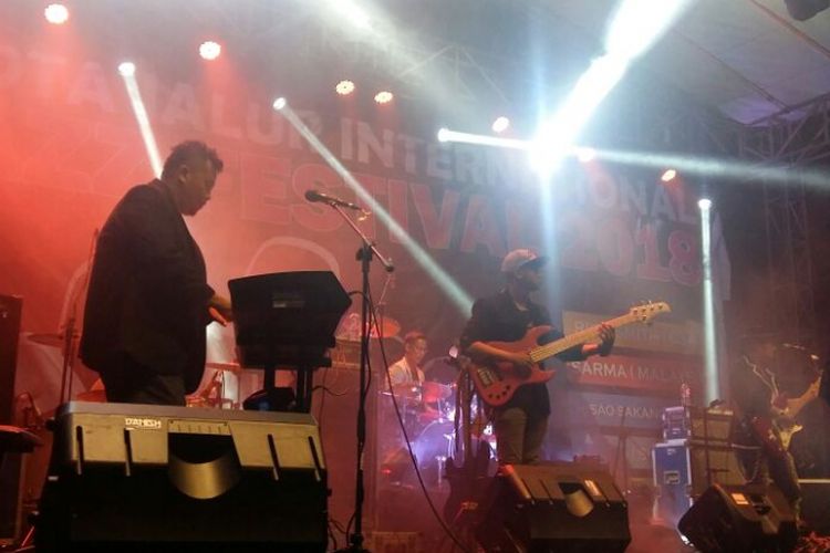 Presiden IBF Harry Toledo memainkan keyboard pada festival jazz di Kota Jalur Kabupaten Kuansing, Riau, Jumat (31/8/2018).