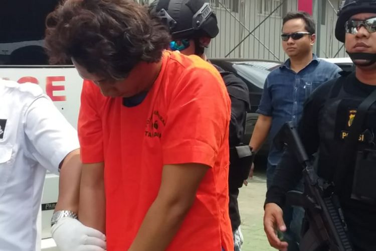 Polisi menangkap penyelundupan sabu-sabu yang dilakukan SJ (27) ke dalam Lapas Pemuda Kelas IIA Tangerang pada Selasa (4/9/2018).