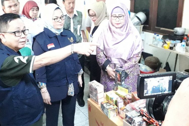 Kepala BPOM RI Penny K Lukito saat mengunjungi rumah tinggal yang difungsikan sebagai gudang penyimpanan obat tradisional ilegal di Sukapura, Jakarta Utara, Jumat (21/9/2018).