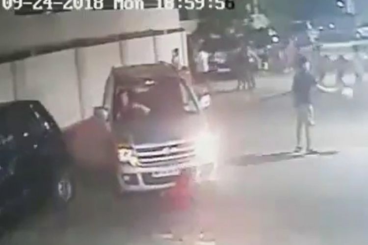 Tangkapan layar seorang anak terlindas pengendara mobil yang keluar dari tempat parkir