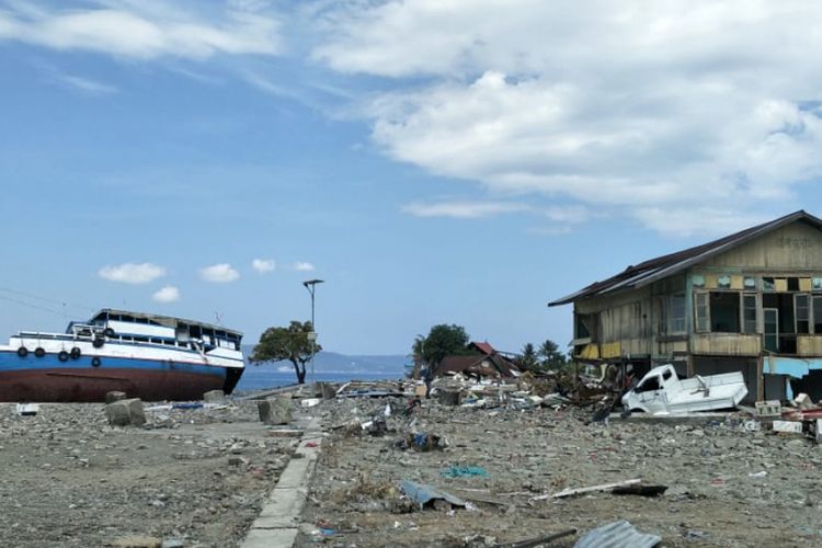 Dampak kerusakan akibat gempa Donggala dan tsunami Palu, Sulawesi Tengah, pada Jumat (28/9/2018), di Pelabuhan Wani 2, Kecamatan Tanatopea, Kabupaten Donggala, Sulawesi Tengah, Selasa (2/10/2018). Kapal Sabuk Nusantara 39 sampai terdampar ke daratan.