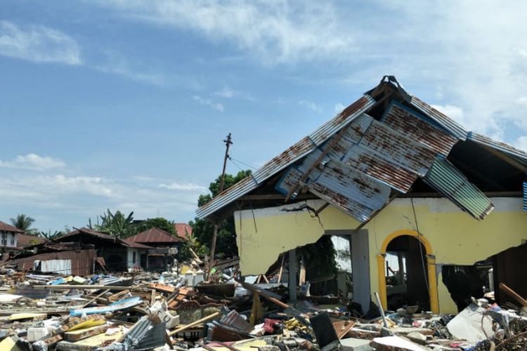 Dampak kerusakan akibat gempa Donggala dan tsunami Palu, Sulawesi Tengah, pada Jumat (28/9/2018), di Pelabuhan Wani 2, Kecamatan Tanatopea, Kabypaten Donggala, Sulawesi Tengah, Selasa (2/10/2018).