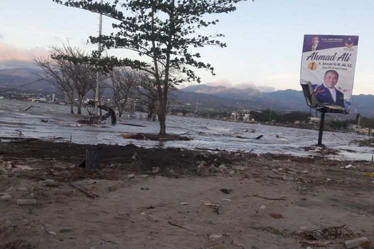 Banjir rob merendam pantai Talise, Palu, Sulawesi Tengah. Senin, (8/10/2018).