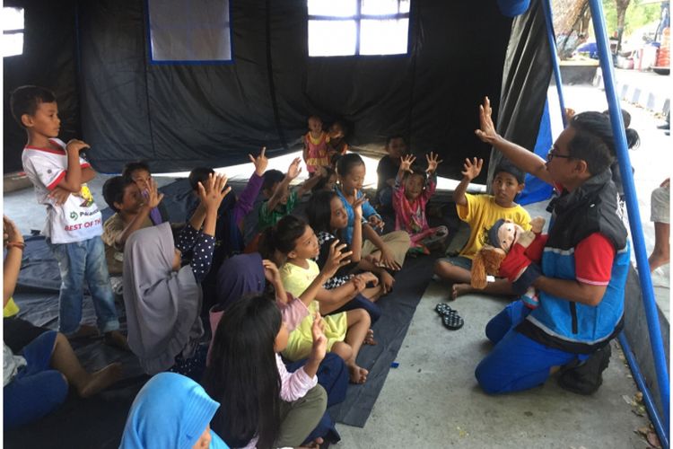 Kegiatan belajar anak-anak di Tenda Darurat Balai Kota, Tanamodindi, Mantikulore, Palu, Sulawesi Tengah, Rabu (10/10/2018).