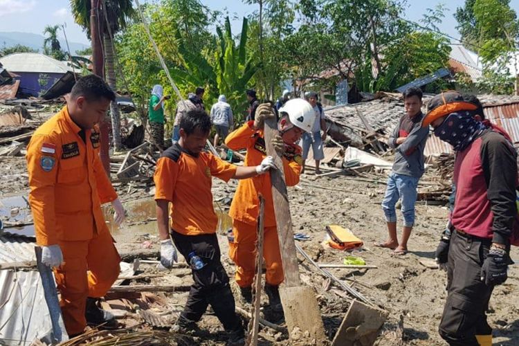 Proses pencarian dan pertolongan yang dilakukan Basarnas Gorontalo di Palu, Sulawesi Tengah setelah gempa bumi bermagnitudo 7.4