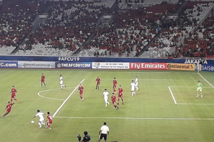 Para pemain timnas U-19 Indonesia (putih) mencoba menerobos lini pertahanan Qatar pada laga lanjutan penyisihan Grup A Piala Asia U-19 di Stadion Utama Gelora Bung Karno, Jakarta, Minggu (21/10/2018).