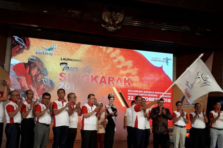 Acara peluncuran Tour de Singkarak 2018 oleh Menteri Pariwisata Arief Yahya, Wakil Gubernur Sumatera Barat Nasrul Abit, dan jajaran kepala daerah se-Provinsi Sumbar di Kantor Kementerian Pariwisata, Jakarta, Senin (22/10/2018). 