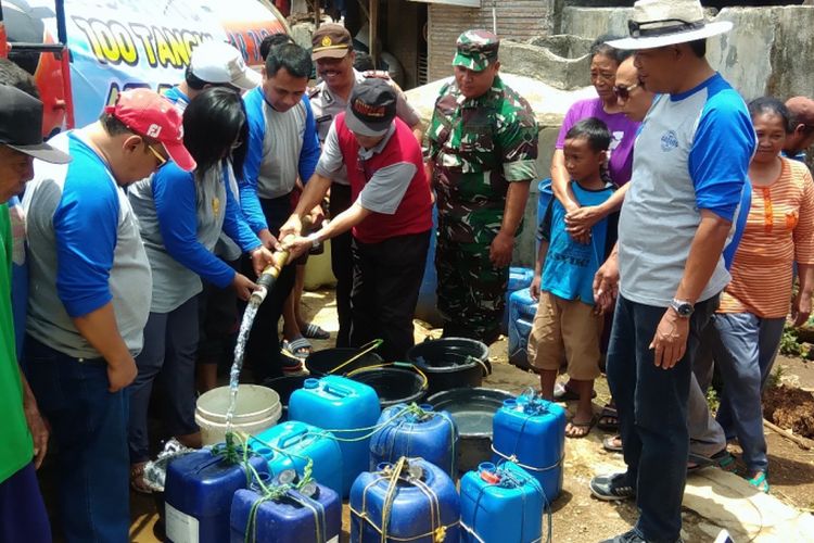 Warga Desa Tileng, Kecamatan Girisubo, Gunungkidul, Yogyakarta, Antre Mendapatkan Air Bersih Bantuan dari Alumni SMP N 2 Playen tahun 1984 Minggu (28/10/2018)