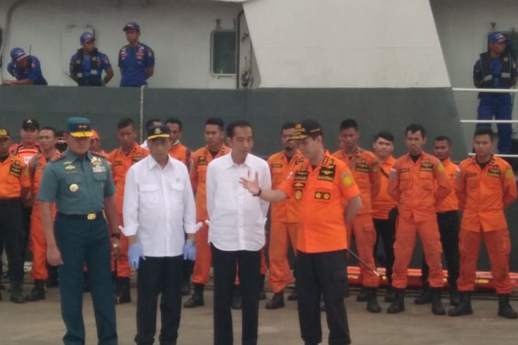 Presiden Joko Widodo (Jokowi) meninjau posko JICT II, Tanjung Priok, Jakarta Utara, yang menjadi salah satu lokasi pencarian jatuhnya pesawat Lion Air JT-610.  Jokowi tiba sekira pukul 16.10 WIB, Selasa (30/10/2018) sore dengan menggenakan kemeja putih lengan panjang khasnya.