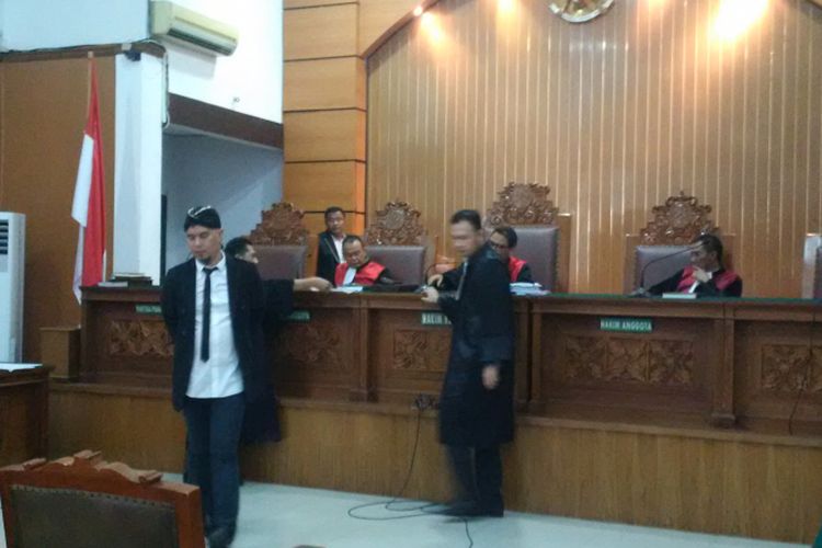Ahmad Dhani menjalani sidang kasus ujaran kebencian yang menjeratnya dengan agenda pemeriksaan terdakwa di Pengadilan Negeri Jakarta Selatan, Senin (5/11//2018).