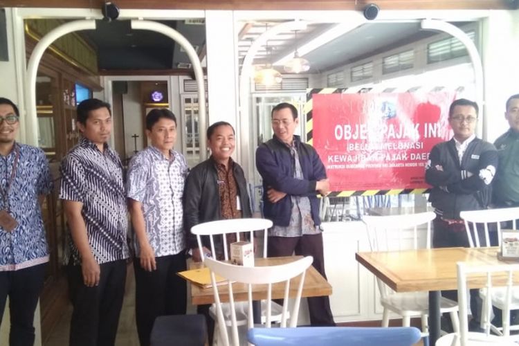 Unit Pelayanan Pajak dan Retribusi Daerah (UPPRD) melakukan penempelan stiker penunggak pajak di restoran Grand Indonesia.