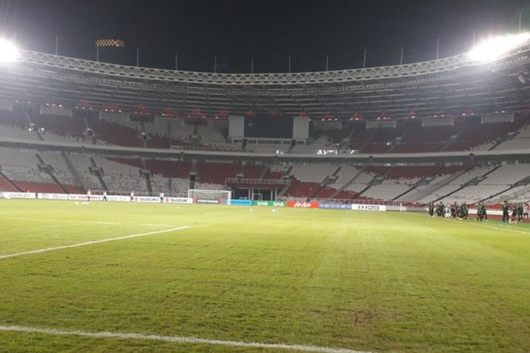 Kondisi rumput lapangan Stadion Utama Gelora Bung Karno, Jakarta saat sesi latihan timnas Indonesia, Senin (12/11/2018).