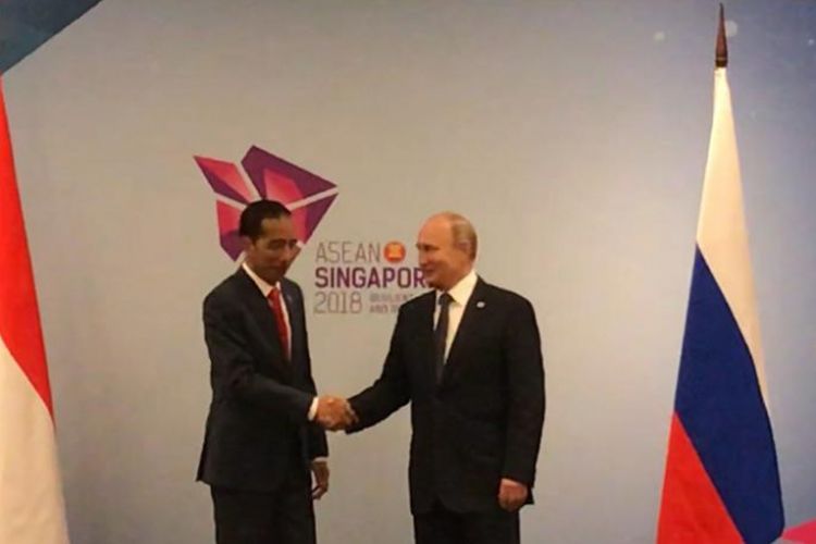 Presiden Joko Widodo saat pertemuan bilateral dengan Presiden Rusia Vladimir Putin di sela KTT ke-33 ASEAN di Singapura, Rabu (14/11/2018).