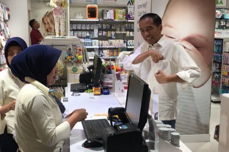 Presiden Joko Widodo ketika membeli oleh-oleh untuk kedua cucunya di Tunjungan Plaza Surabaya, Minggu (18/11/2018).