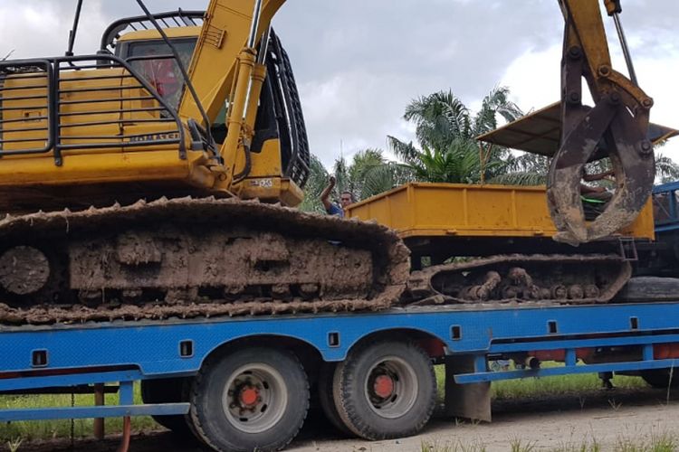Alat berat excavator yang diamankan petugas Gakkum KLHK Riau. Dok. KLHK Riau