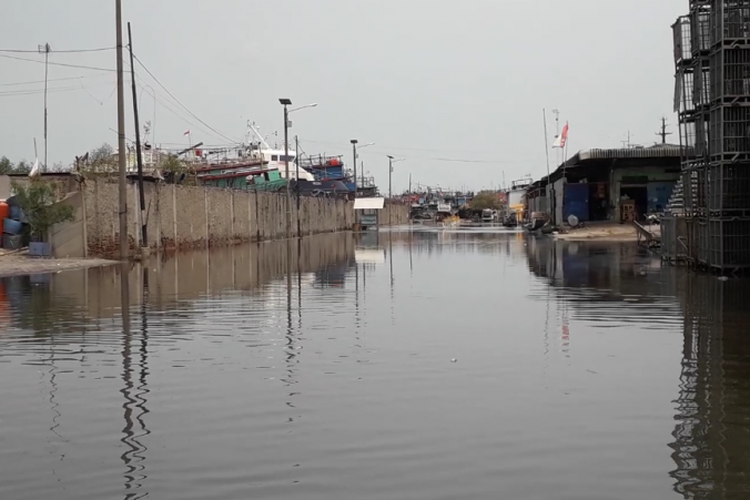 Banjir rob merendam Jalan Bawal di Komplek Pelabuhan Nizam Zachman, Muara Baru, Senin (26/11/2018).
