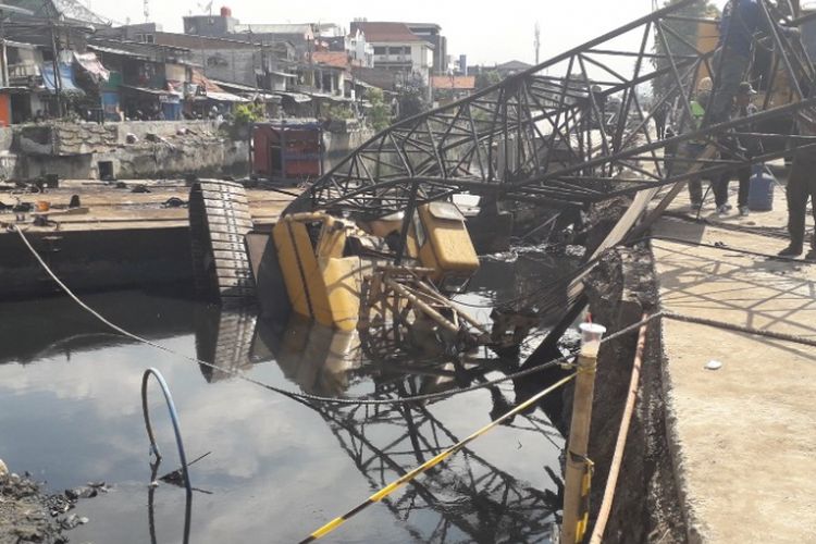 Sebuah crane yang digunakan dalam pembangunan turap Kali Sentiong di Kebon Kosong, Kemayoran, ambruk, Kamis (6/12/2018).