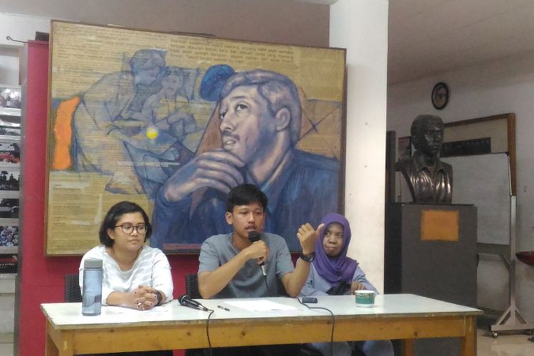 (Kiri-kanan) Fatia Maulidiyanti (Desk International KontraS), Rivanlee Anandar (Tim Riset KonstraS), dan Yetty (Ikatan Keluarga Orang Hilang Indonesia) di gedung KontraS, Jakarta, Jumat (7/12/2018).  
