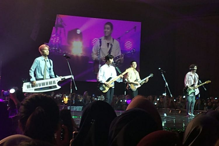 Aksi grup band DAY6 dalam konser YOUTH di The Kasablanka Main Hall, Jakarta Selatan, Sabtu (8/12/2018) malam.