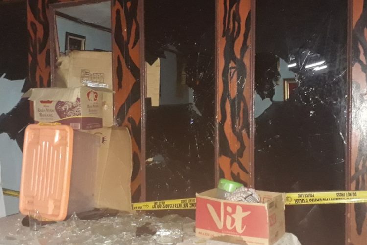 Tampak markas Ormas Pemuda Pancasila di Jalan Raya Hankam, Cipayung, Jakarta Timur hancur dirusak sekelompok massa, Rabu (12/12/2018).
