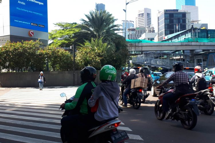 Kondisi arus lalu lintas menuju pelican crossing Tosari, Jakarta Pusat dari arah Stasiun Sudirman, Senin (17/12/2018).