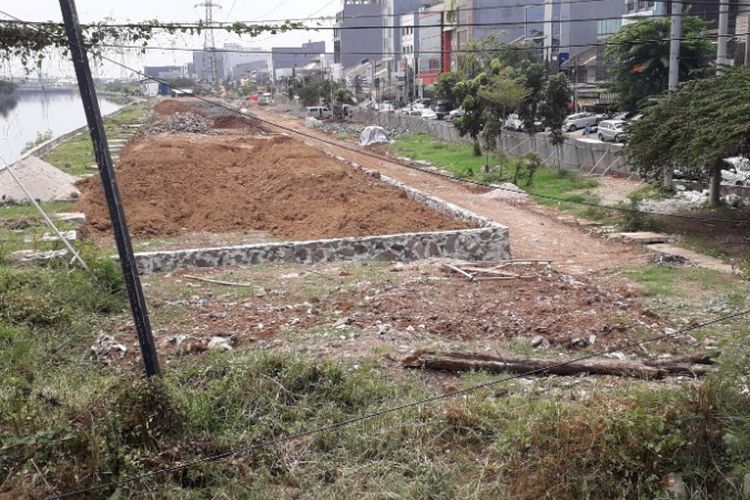 Kondisi lahan proyek pembangunan pusat kuliner di Jalan Pluit Karang Indah Timur, Jakarta Utara, Senin (17/12/2018).