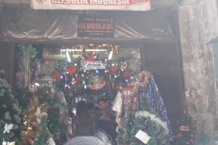Pernak-pernik natal mulai ramai diperdagangkan di Pasar Asemka,  Tambora,  Jakarta Barat pada Senin (17/12/2018).