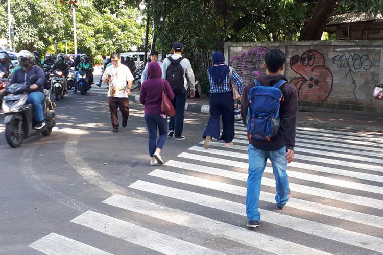 Pejalan kaki menuju pelican crossing Tosari, Jakarta Pusat dari arah Stasiun Sudirman, Senin (17/12/2018).