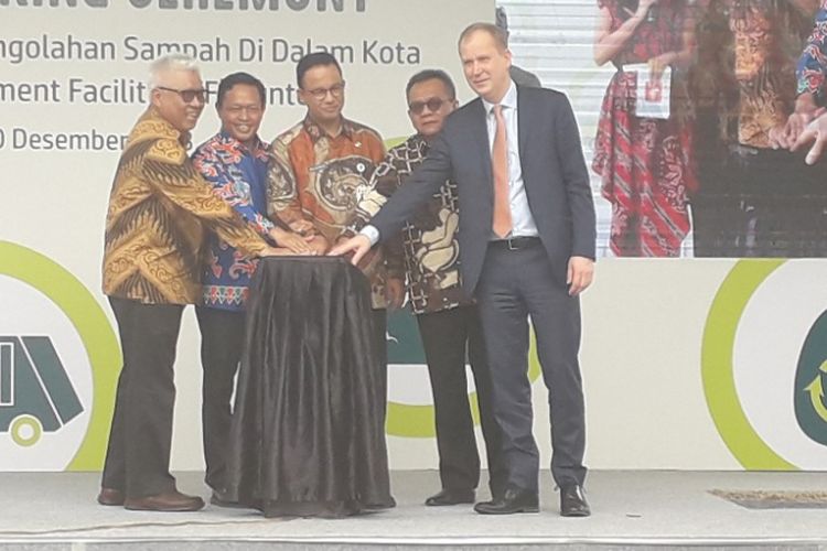 Gubernur DKI Jakarta Anies Baswedan menekan tombol sirine tanda groundbreaking pembangunan ITF Sunter, Kamis (20/12/2018).