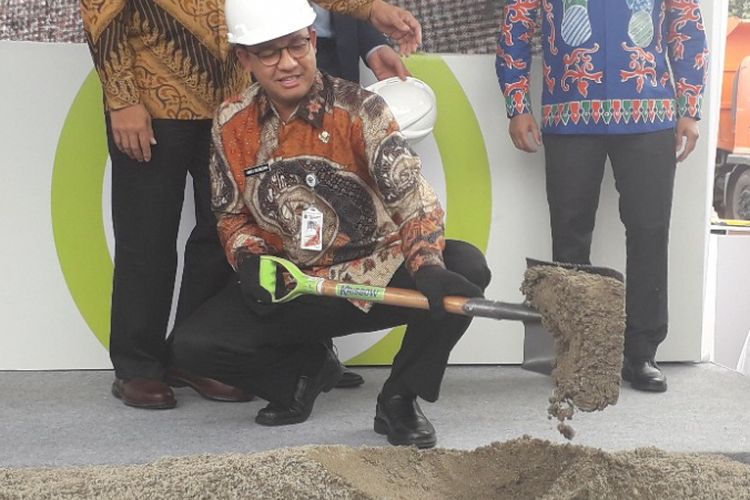 Gubernur DKI Jakarta Anies Baswedan melakukan groundbreaking pembangunan ITF Sunter, Kamis (20/12/2018.