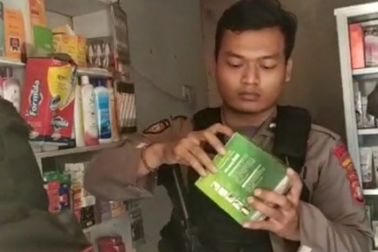 Polisi grebek toko kosmetik yang menjual obat daftar G yakni Tramadol dan Eximer di Duren Sawit, Jakarta Timur, Kamis (27/12/2018) malam