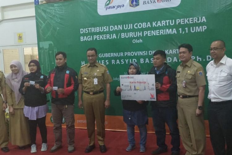 Gubernur DKI Jakarta Anies Baswedan menyerahkan Kartu Pekerja kepada buruh ber-KTP DKI di Jakgrosir Pasar Induk Kramatjati, Jakarta Timur, Senin (31/12/2018).