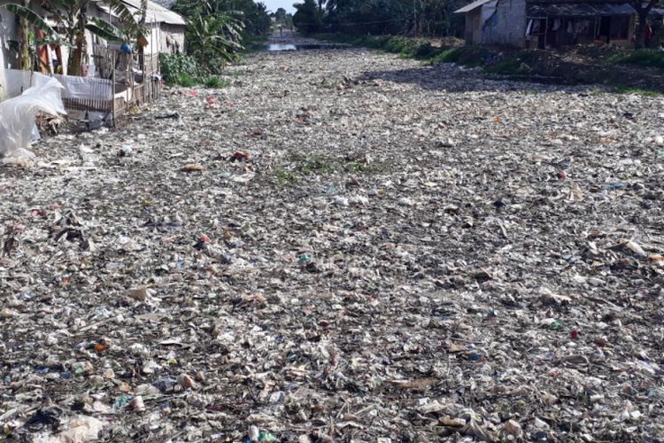 Tampak lautan sampah membentuk dataran baru di Kali Pisang Batu, Desan Pahlawan Setia, Tarumajaya, Kabupaten Bekasi, Kamis (3/1/2019).