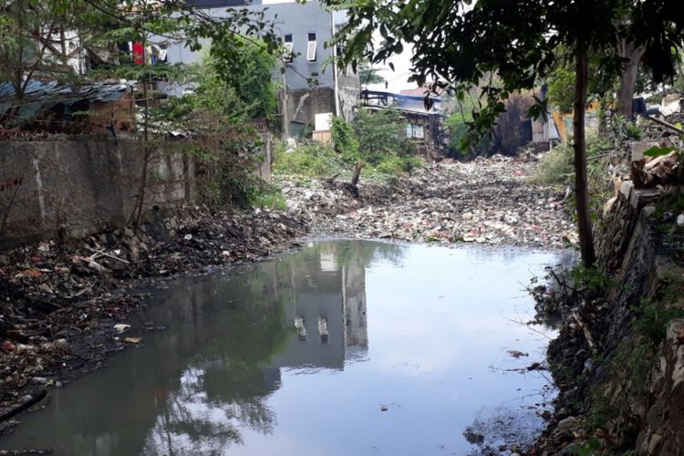 Tampak sampah di hulu Kali Pisang Batu yang berada di Kali Bancong, Medan Satria, Kota Bekasi, Jumat (11/1/2019).