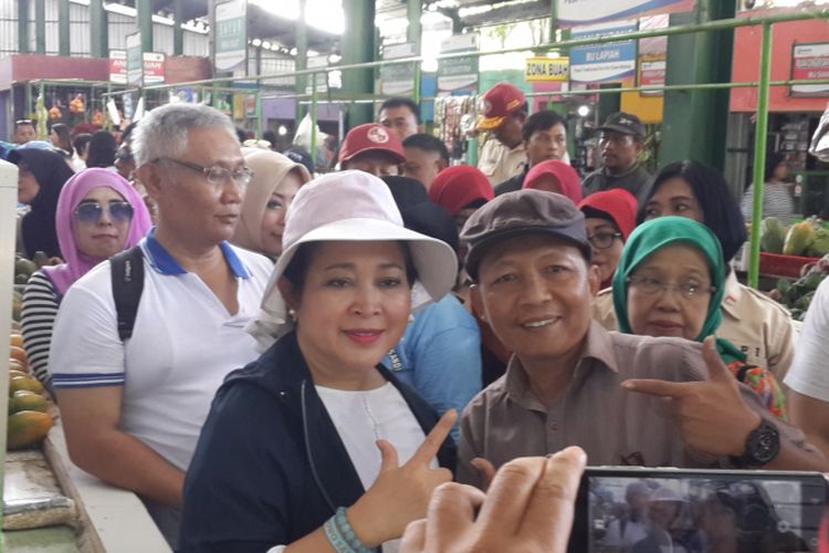 Siti Hediati Hariyadi atau dikenal dengan Titiek Soeharto saat mengunjungi Pasar Oro-Oro Dowo, Kota Malang, Minggu (20/1/2019) 