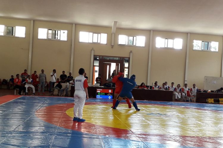 Salah satu laga yang dipertandingkan dalam kejuaraan nasional Sambo 2019 di Ciloto, Cianjur, Sabtu (25/1/2019). Berlangsung selama sehari penuh, kejuaraan nasional bela diri yang relatif baru hadir di Indonesia ini diikuti 64 atlet dari 12 provinsi.   