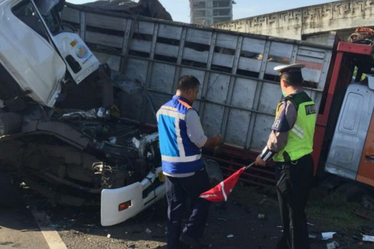 Kecelakaan beruntun yang libatkan tiga truk di tol lingkar luar Cakung Cilincing km 51, Jakarta Timur, Jumat (1/2/2019)