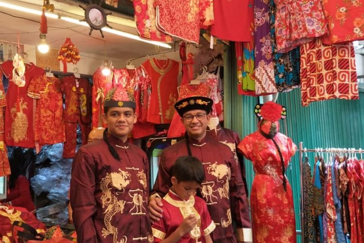 Gubernur DKI Jakarta Anies Baswedan dan kedua putranya membeli baju tradisional khas Tionghoa, yakni baju cheongsam, di kawasan Petak Sembilan, Jakarta Barat, pada tahun baru Imlek, Selasa (5/2/2019).