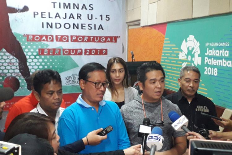Konferensi pers mengenai rencana pengiriman tim nasional pelajar U-15 Indonesia ke Portugal, di Kantor Kementerian Pemudan dan Olahraga, Jakarta, Rabu (6/2/2019). Tim yang beranggotakan 18 pemain itu akan mengikuti Iber Cup Cascais U-15 2019 di Portugal pada 1-6 Juli. 
