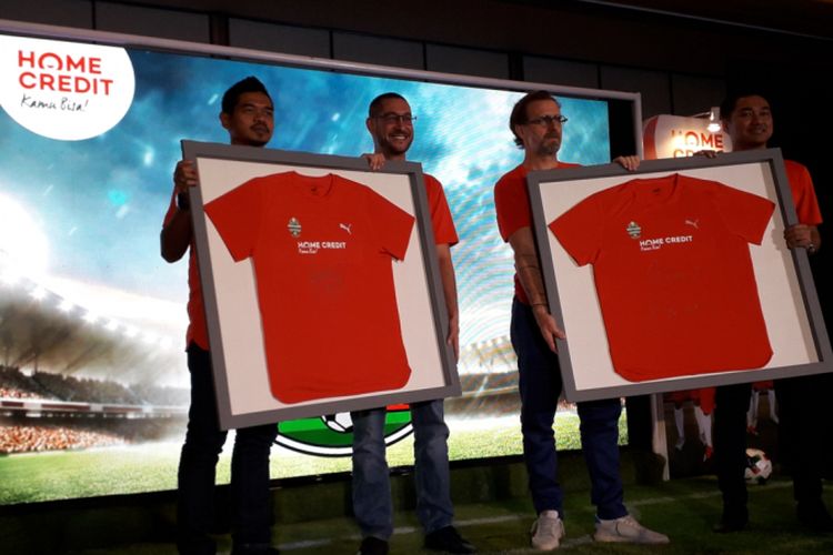 Dua legenda sepak bola, Bambang Pamungkas (pertama dari kiri) dan Karel Poborsky (ketiga dari kiri) saat menghadiri launching ajang Bintang Lapangan yang diadakan perusahaan pembiayaan multiguna Home Credit di Jakarta, Kamis (8/2/2019).
