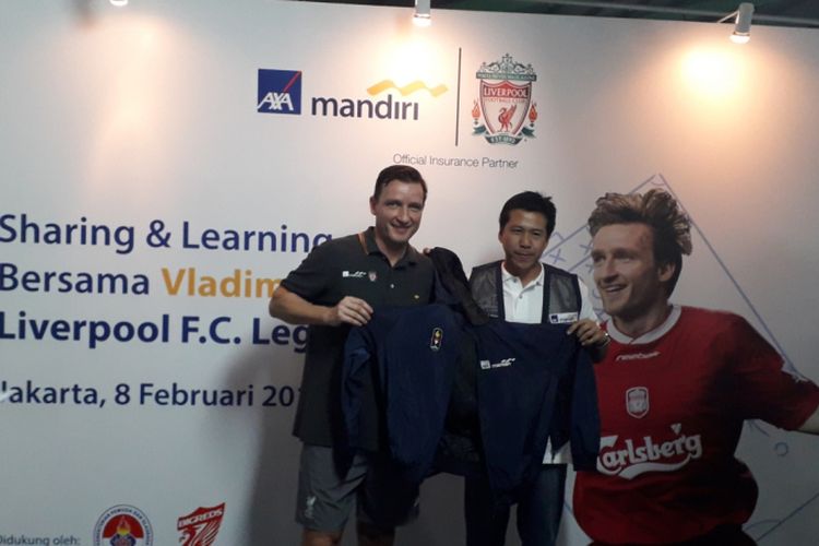 Legenda Liverpool, Vladimir Smicer (kiri) saat datang untuk mengisi kegiatan kampanye kesehatan bertajuk sharing and learning yang diadakan AXA Mandiri, di Jakarta, Jumat (8/2/2019) siang. Pada kesempatan itu, Smicer memberikan pelatihan dan sempat bermain dengan anak-anak yang berasal dari sejumlah sekolah sepak bola.