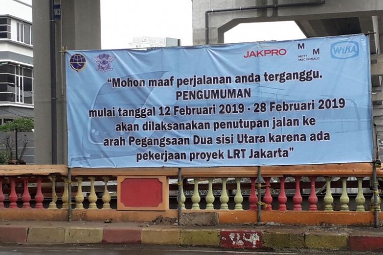 Spanduk pengumuman penutupan jalan di Kelapa Gading, Jakarta Utara, Rabu (13/2/2019).