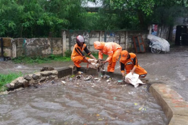Jalan Manunggal II Ceger, Cipayung tergenang karena air yang meluap akibat sempitnya saluran air, Senin (18/2/2019)