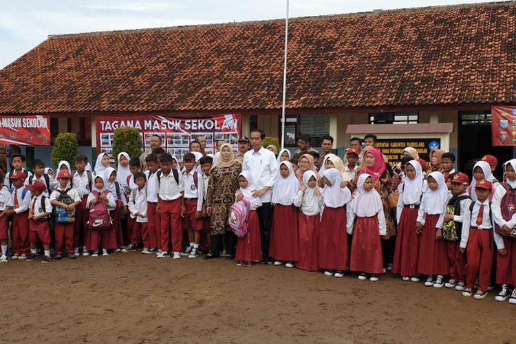 Presiden Joko Widodo meninjau kampung siaga bencana di Panimbang Jaya, Pandeglang, Banten, Senin (18/2/2019).