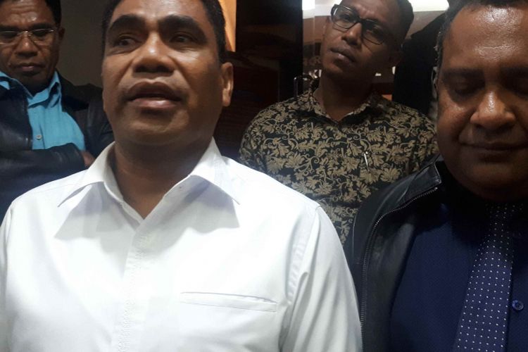 Sekretaris Daerah (Sekda) Pemerintah Provinsi (Pemprov) Papua, Titus Emanuel Adopehan Hery Dosinaen (baju putih) di Polda Metro Jaya, Senin (18/2/2019). Hery Dosinaen mengaku khilaf dan minta maaf