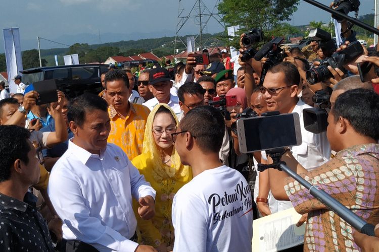 Penyambutan Menteri Pertanian Andi Amran (kiri kedua) di Sukabumi, Jawa Barat, Kamis (21/2/2019).