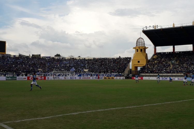 Suasana di Stadion Si Jalak Harupat, Soreang, Kabupaten Bandung saat laga pembuka Piala Presiden 2019 antara Persib Bandung vs PS Tira Persikabo, Sabtu (2/3/2019).