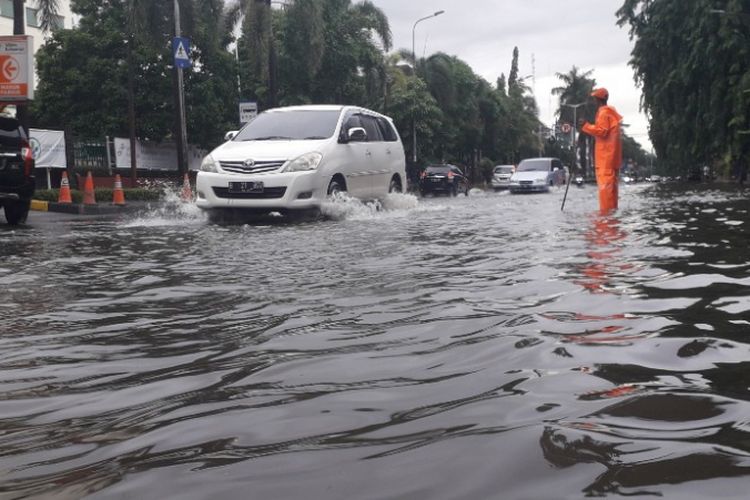 Genangan air di Jalan Raya Gading Kirana imbas meluapnya Kali Bukit Gading Raya, Selasa (5/3/2019) pagi.