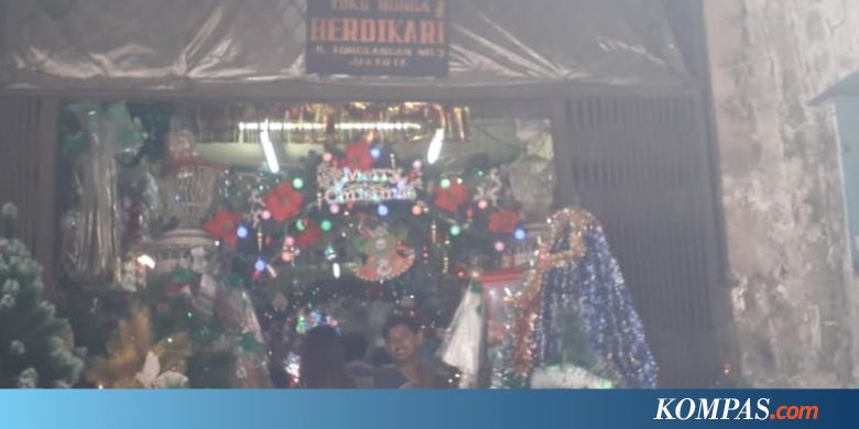 Berburu Pernak-pernik Natal di Pasar Asemka