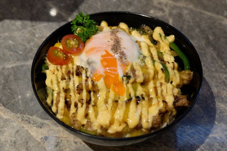 Gyudon cheese adalah nasi toping sapi tumis dengan keju, mayoinaise, dan telur di Sushi Go!